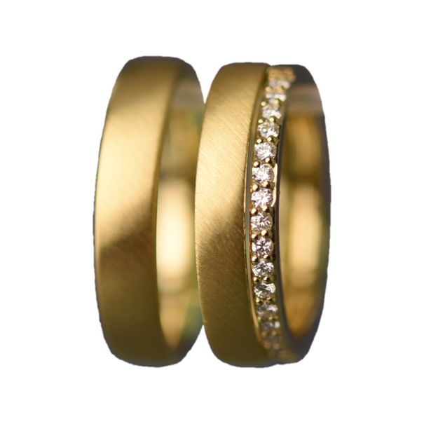 Zeitlos. Eheringe in Gold mit Brillantvorsteckring.