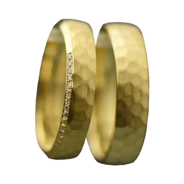 Hammerzart. Eheringe in 585 Gelbgold mit Hammerschlag und Brillantpavee