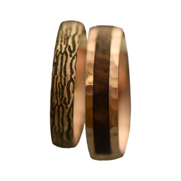 Celtic. Ringe in Holzstruktur und mit Holz in Rotgold.